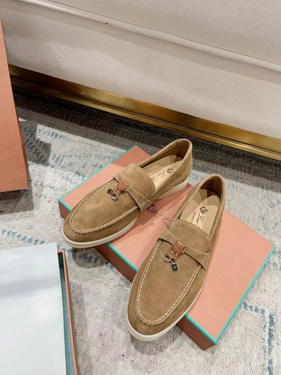 Factory price: 520💰4050 new color. Original purchase, 1⃣️: 1⃣️ folded and developed, Loro Piana professional model to try on feet, quality purchase level, flash sale of common products on the market, welcome to compare, original packaging. Fabric: Imported from Italy🐑High mercerized shearling, Lining: Hand-sewn mark thread in water-dyed cowhide imported from Italy🧵, high-end and elegant. Comfortable on the feet. Size: Women's 35-42 (41, 42) customized, non-returnable, men's 38-45 (46, 47, 48) customized, non-refundable. Fashionable boutiques that you can’t miss, a must-have item